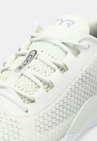 Białe buty sportowe z siateczkowego materiału, z teksturowanymi akcentami i szarym logo TYR. Posiadają cienkie sznurowadła oraz zaprojektowaną wkładkę amortyzującą.