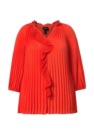 Blusa plisada de color rojo brillante con mangas tres cuartos y un detalle de volante vertical que recorre el escote delantero.