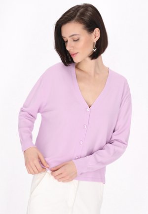 Cardigan a maniche lunghe color lilla realizzato in tessuto morbido, con scollo a V, chiusura a bottoni e polsini a coste. Il design offre una vestibilità comoda.