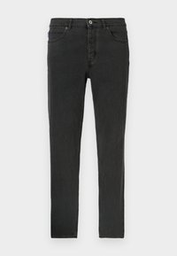 Mustad teksapüksid kitsas lõikes, millel on viis taskut, nööbiliist ja nähtav õmblusääre detail. Matte viimistlus peene tekstuuriga.