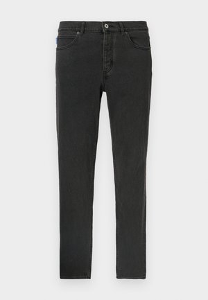 Schwarze Slim-Fit-Denim-Jeans mit fünf Taschen, Knopfleiste und sichtbaren Nähten entlang der Nähte. Mattes Finish mit subtiler Textur.