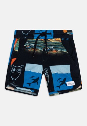 Shorts de natation avec une variété de motifs graphiques, principalement en bleu et noir, dotés d'une taille élastique avec cordon de serrage et de poches latérales.