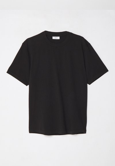 Fekete pamut póló kerek nyakkal, rövid ujjakkal és laza szabással. Egyszerű dizájn, sima textúra, látható minták vagy logók nélkül.