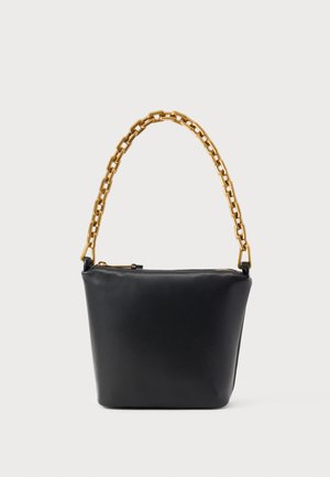 Borsa in pelle nera con manico a catena dorata e cerniera superiore, mostrata su uno sfondo chiaro e semplice.