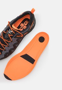 Salewa MS WILDFIRE EDGE GORE TEX - Obuća za pješačenje - onyx/black