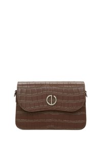 Brązowa torebka z ekoskóry o wykończeniu w strukturze krokodyla, z klapą i metalowym akcentem logo z przodu. Kompaktowy, prostokątny kształt.