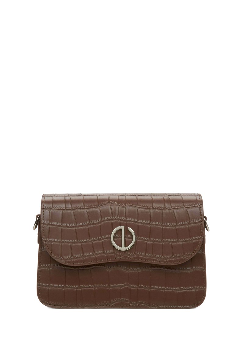 Brązowa torebka z ekoskóry o wykończeniu w strukturze krokodyla, z klapą i metalowym akcentem logo z przodu. Kompaktowy, prostokątny kształt.