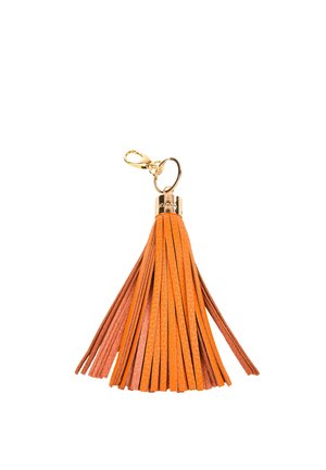 Porte-clés en cuir orange avec pompon, fermoir et anneau en métal doré, conçu pour être attaché aux clés ou aux sacs.