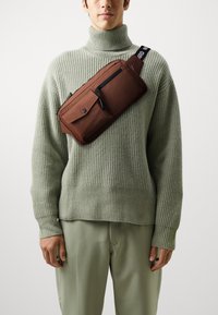 Mads Nørgaard - BEL ONE CARNI UNISEX - Bum bag - cambridge brown Thumbnail Image 1