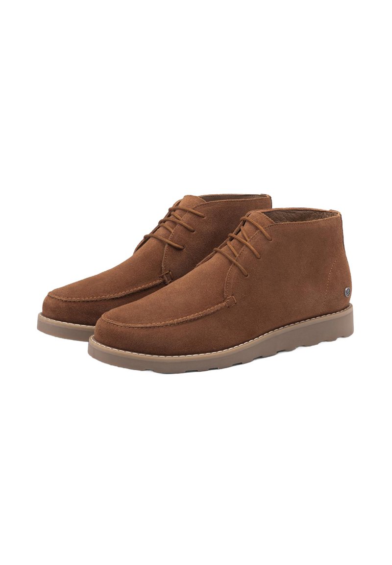 Bruine suède chukka boots met een gladde textuur, voorzien van een vetersluiting, versterkte stiksels en een tan rubberen zool.