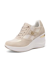 Sneaker beige con tomaia in tessuto e camoscio, chiusura con lacci, collare imbottito e tacco nascosto. Presenta un logo dorato e una suola bianca.