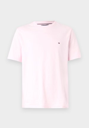 Roosa puuvillane T-särk lühikeste varrukatega, ümar kaelus ja väike logo embleem vasakul rinnal. Sile tekstuur ja mugav lõige.