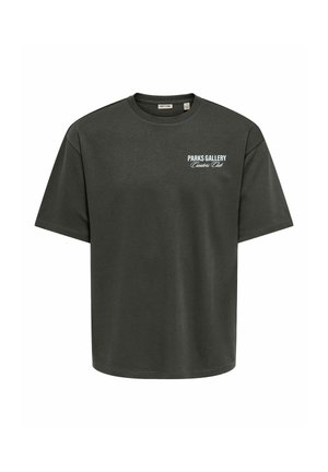 T-shirt vert foncé à manches courtes avec col rond et texte blanc « Parks Gallery Creators Club » sur la poitrine gauche.