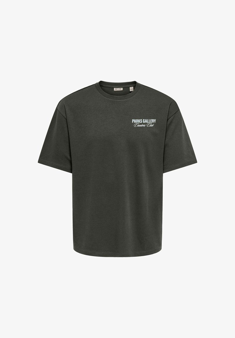 T-shirt vert foncé à manches courtes avec col rond et texte blanc « Parks Gallery Creators Club » sur la poitrine gauche.