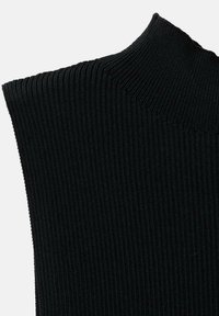 Čierny rebrovaný rolák, ktorý má priliehavý strih s vysokým golierom a textúrovaným povrchom. Bezšvová konštrukcia ramien.