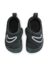Crne pletene slip-on cipele s teksturiranim gornjim dijelom, sivi Nike swoosh logo i čvrsti gumeni potplati.