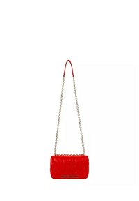 Sac bandoulière en cuir rouge avec une sangle en chaîne. Motif floral embossé à l'avant, avec une texture brillante et des éléments métalliques.
