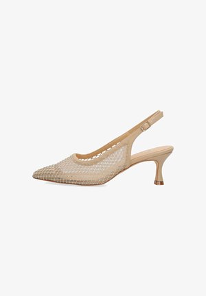 Beige slingback kitten heel schoen met spitse neus, mesh bovenwerk versierd met kleine strasssteentjes en verstelbare gesp.