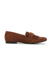 Scarpa piatta in suede marrone con tacco basso, caratterizzata da un fiocchetto decorativo e dettagli in frange sulla punta. Texture liscia e silhouette semplice.