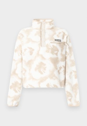 Pulover din fleece cu model crem și bej, guler înalt, nasturi capse, buzunar la piept cu fermoar și o etichetă Columbia pe buzunar.