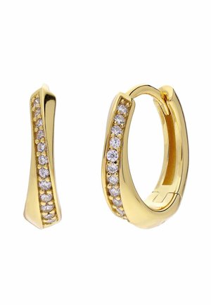 Gouden creolen met een rij kleine, heldere edelstenen ingebed langs de voorste kromming van elke oorbel.