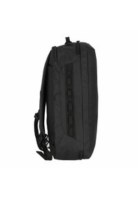 Sac à dos noir au design épuré avec des côtés rembourrés, des sangles réglables et une sangle extérieure pour fixation. Tissu à texture lisse.