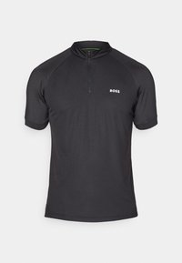 Svart kortermet polo-skjorte laget av teksturert stoff, med glidelås-krage og en hvit "BOSS" logo på venstre bryst.