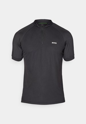 Sort kortærmet polo skjorte lavet af tekstureret stof, med en lynlås krave og et hvidt "BOSS" logo på venstre bryst.