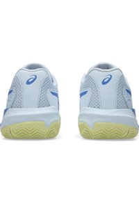 Helle blaue Sportschuhe mit Netzeinsätzen, gepolstertem Kragen, gelbem Schuhsohlen und auffälligem Logo an der Seite. Niedrig geschnittenes Design mit strukturierten Details.