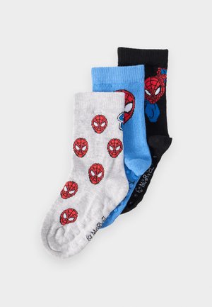 Kolme lapse sokki virnas, millel on punased Ämblikmehe näod hallil, sinisel ja mustal taustal ning talladel libisemiskindlad haardepinnad.