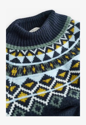 Sweter dziergany z prążkowanym granatowym kołnierzem, ozdobiony geometrycznymi wzorami w żółtym, zielonym i jasnoniebieskim na ciemnym tle.