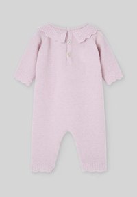 Rompers en tricot rose avec des manches longues, un col festonné et une fermeture à boutons à l'arrière. Tissu texturé avec des finitions décoratives sur les manches.