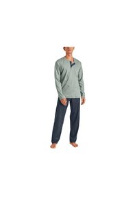 Heren pyjama set bestaande uit een lichtgroen langemouwenshirt met een zak en marineblauwe broek met een geometrisch patroon. Zacht materiaal, ontspannen pasvorm.