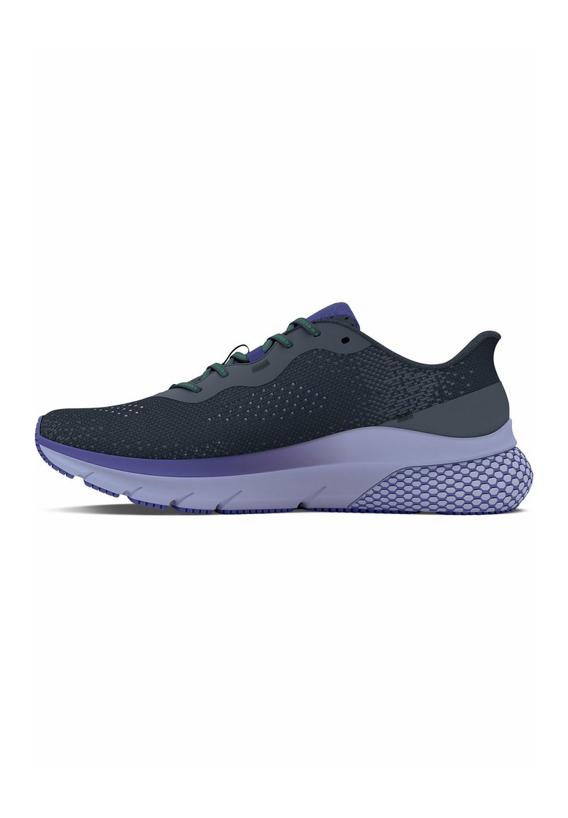 Baskets de sport bleu foncé et violet avec un talon texturé en forme de nid d'abeille et une semelle rembourrée, vue de côté sur fond blanc.