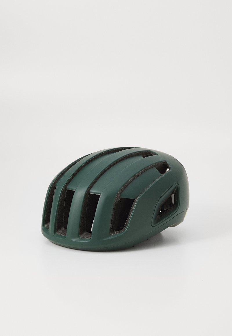 Zielony kask rowerowy o aerodynamicznym kształcie, z otworami wentylacyjnymi, matowym wykończeniu i zaokrąglonym kształcie dla bezpieczeństwa i komfortu.