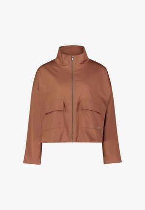 Brązowa krótką kurtkę z wysokim kołnierzem, zamkiem z przodu i dwoma dużymi kieszeniami na piersi. Gładka faktura z matowym wykończeniem.