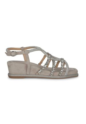 Lichtgrijze wig-sandalen met versierde banden, met een zachte suède textuur, een verstelbare enkelriem en een metallic glinsterende accent op de zool.