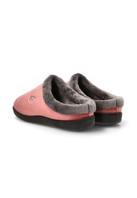 Zapatillas de ante rosa con forro de piel sintética gris, forma redondeada, suelas de goma negra y un pequeño logo en el lateral.