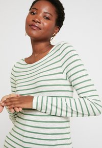 Marc O'Polo LONG SLEEVE BOAT NECK STRIPED - Camisola de manga comprida - off-white