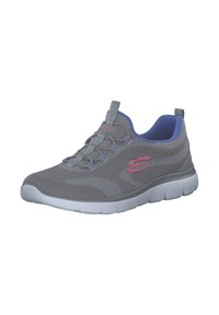 Baskets Skechers grises avec logo rose, doublure intérieure bleue, tige en mesh respirant et semelle blanche rembourrée, vue de côté.