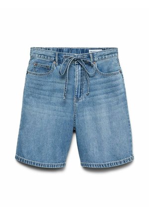 Lyseblå denimshorts med forlommer og møntlomme, bæltestropper og en knyttet snor i taljen, lagt fladt på en hvid baggrund.