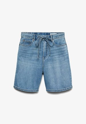 Short en jean bleu clair avec poches avant et poche monnaie, passants pour ceinture et cordon noué à la taille, posé à plat sur un fond blanc.