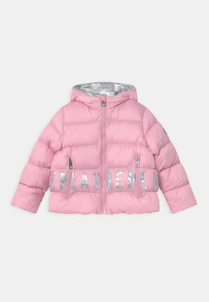 Roze gewatteerde kinderjas met capuchon, voorrits, twee zakken met rits en reflecterende "REPLAY" tekst op de voorkant.
