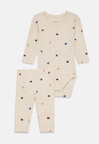 Beige pitkähihainen vauvan body ja siihen sopivat leggingsit, joissa on pieniä sinisiä, ruskeita ja vaaleanpunaisia sydänkuvioita.