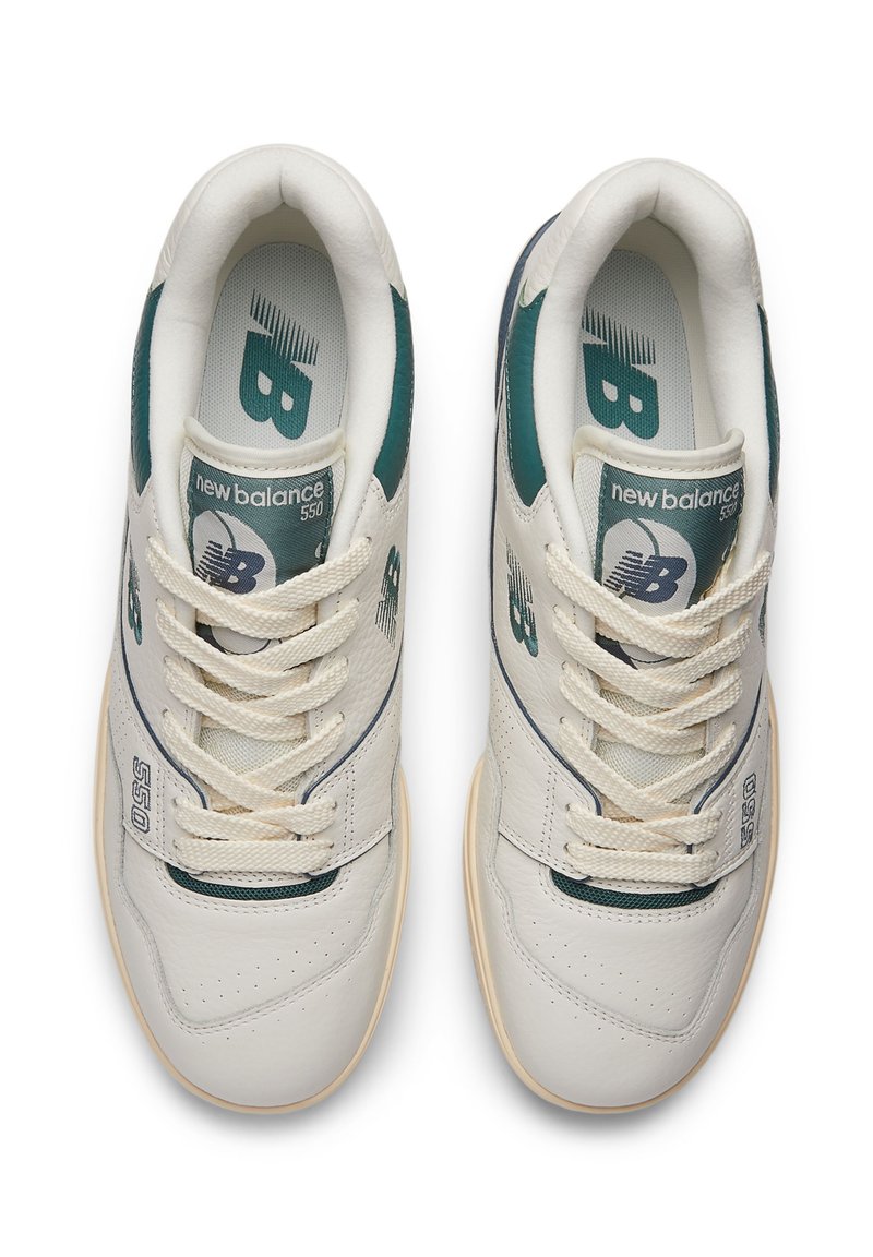 Weiße Ledersneaker mit türkisfarbenen Akzenten, geschnürtem Design, perforierter Zehenbox und Branding an der Zunge und an den Seiten. Modellnummer 550.