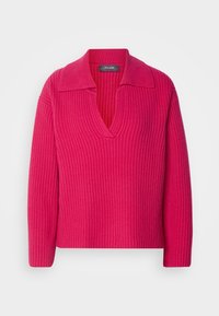 Różowy sweter z pr�ążkowanej dzianiny, o szerokim kołnierzu, dekolcie w kształcie litery V i długich rękawach. Tekstura jest dzianinowa, co zapewnia przytulny, zorganizowany wygląd.