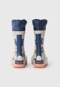 Mønstret gummistøvler i grått med blå og oransje detaljer. Designet har forskjellige fargerike tegneserie kjøretøy og en teksturert såle.