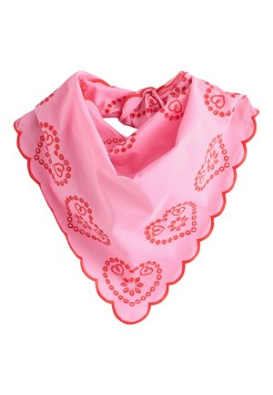 Rosa dreieckiges Tuch mit roten bestickten Herzmustern und geschwungenen Rändern, oben gefaltet und verknotet.
