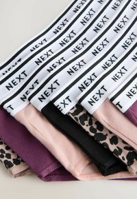Ett paket med fem leggings i olika färger: rosa, svart, lila och ett leopardmönster. Varje har en vit midja med "NEXT" tryckt i svart.