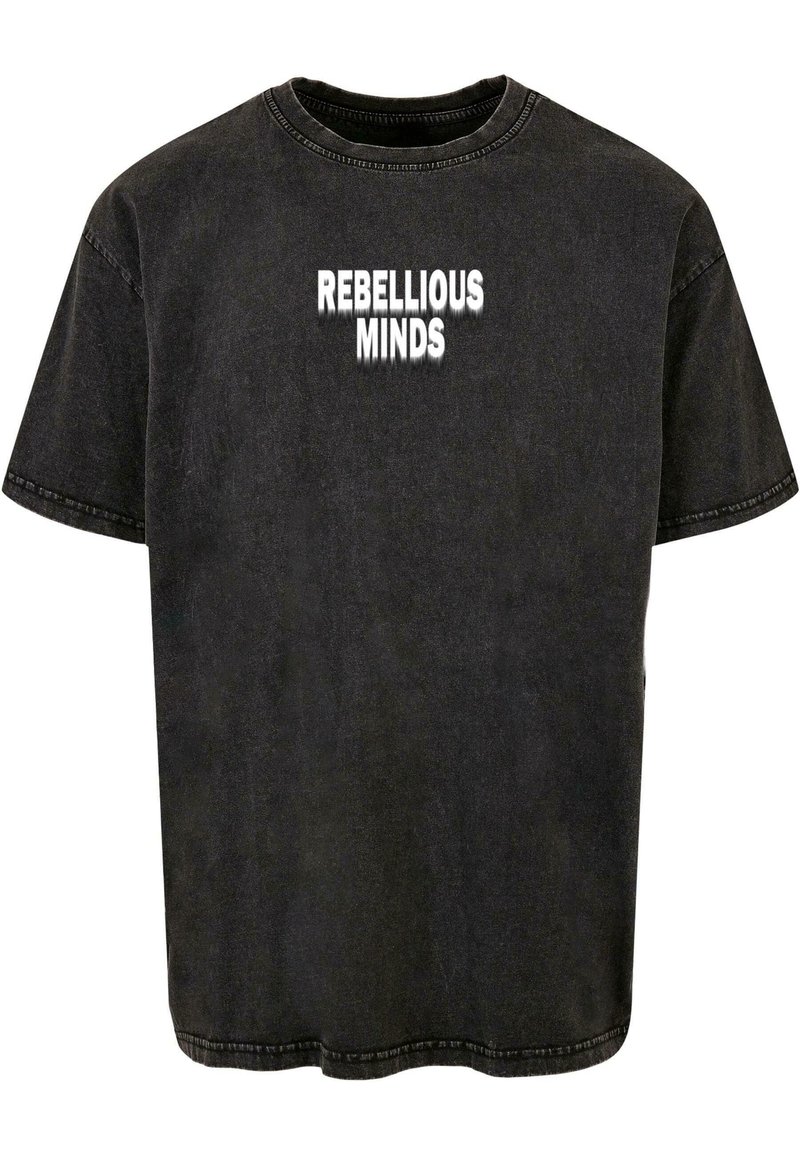 Zwarte oversized t-shirt met korte mouwen, met de tekst "REBELLIOUS MINDS" in vette witte letters op de voorkant.